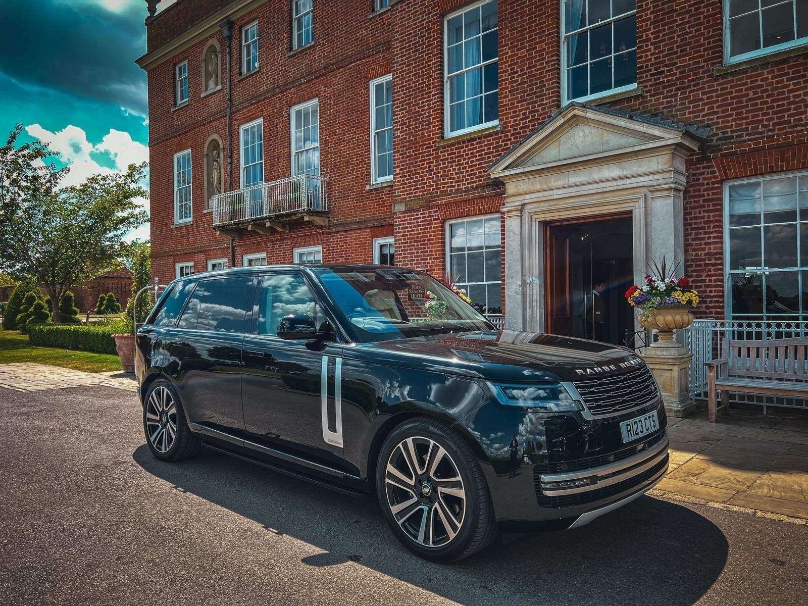 Benefits of Hiring a Range Rover Chauffeur Car for Your Next Event